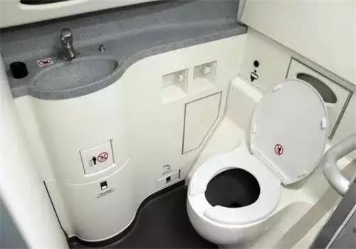 飛機廢水排放
