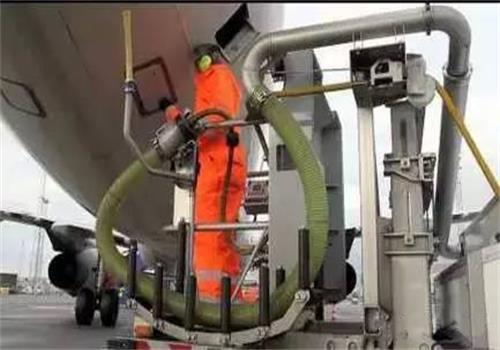地勤人員處理飛機污水