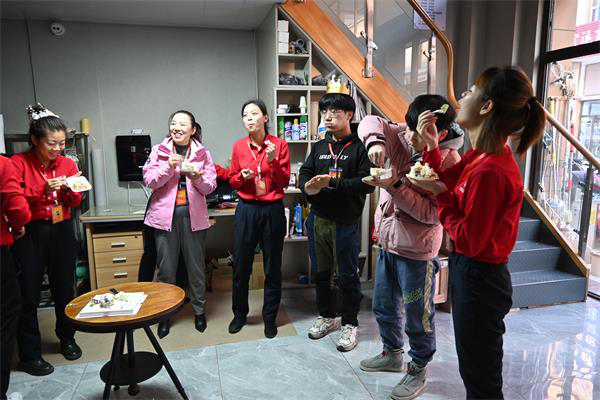 君浩環保為員工開生日趴