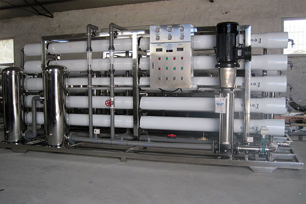 怎樣降低水的導電率？珺浩水處理提供反滲透設備