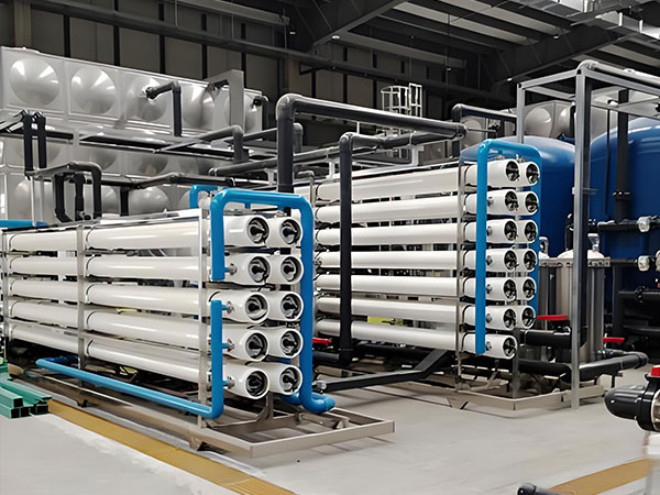 大型反滲透凈水設(shè)備:高效穩(wěn)定運(yùn)行的工業(yè)水處理利器 大型反滲透凈水設(shè)備:高效穩(wěn)定運(yùn)行的工業(yè)水處理利器